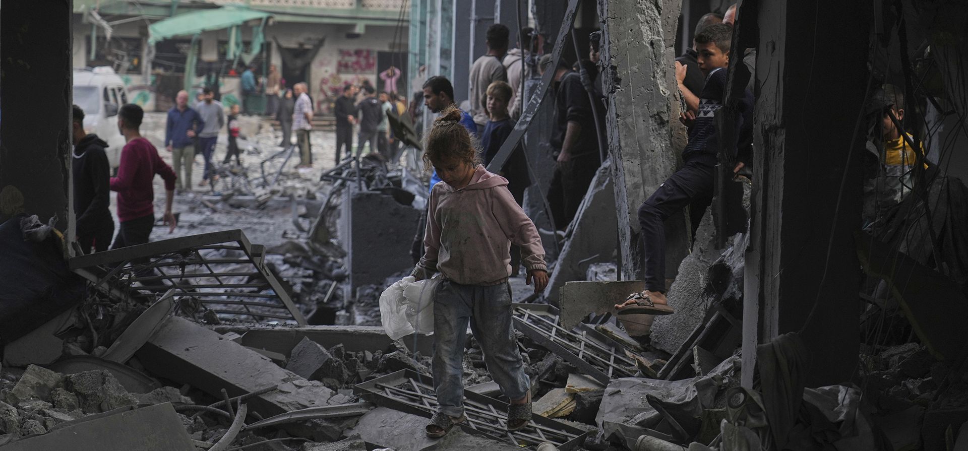 La gente inspecciona los daños en una escuela de la ONU convertida en refugio que fue alcanzada por ataques militares israelíes, Jabaliya, Gaza. Fotografía: Jehad Alshrafi/AP La gente inspecciona los daños en una escuela de la ONU convertida en refugio que fue alcanzada por ataques militares israelíes, Jabaliya, Gaza. Fotografía: Jehad Alshrafi/AP