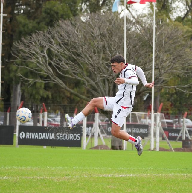 Gino Barrio fue el lateral derecho del conjunto de Newells en La Plata.