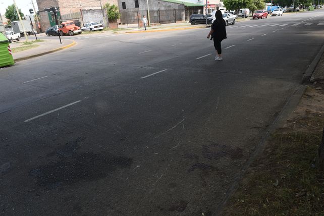 Dalmiro Sebastián Benci fue atacado a balazos cuando conducía su moto por Anchorena entre Balcarce y Oroño. Condujo 100 metros y murió al costado del cantero central del bulevar.