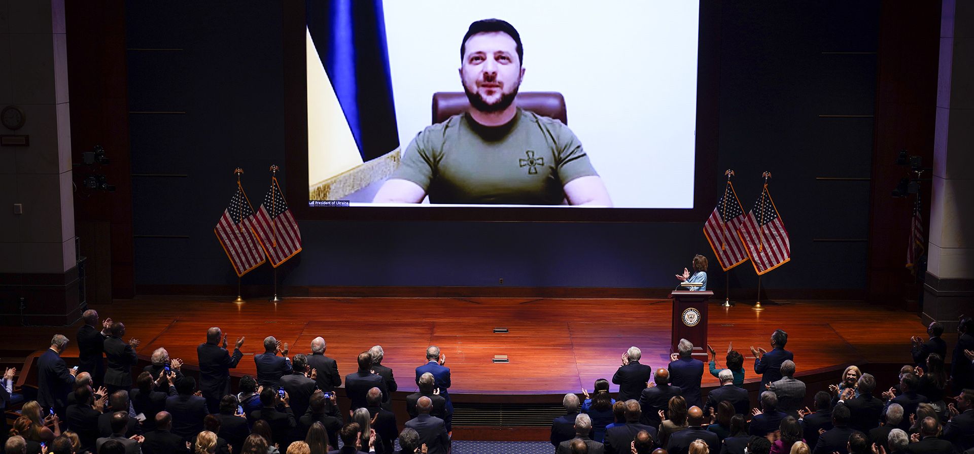 La presidenta de la Cámara de Representantes, Nancy Pelosi, D-Calif., presenta al presidente ucraniano Volodymyr Zelenskyy para hablar ante el Congreso de los EE. UU. por video en el Capitolio en Washington, el miércoles 16 de marzo de 2022.