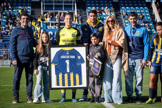 Vanina Correa tuvo un reconocimiento por parte de Central en su último partido en el Gigante de Arroyito.