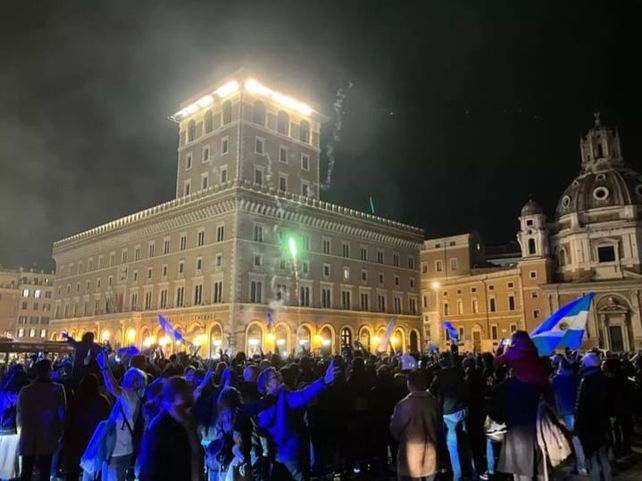 En Roma también hubo festejos callejeros por el triunfo argentino y la obtención de la Copa del Mundo.&nbsp;