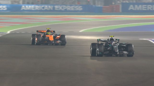 Kimi Antonelli contuvo bien a Lando Norris hasta que en la última vuelta cometió un error y el inglés sumó dos puntos más en el campeonato de Fórmula 1. Al italiano lo condenaron.