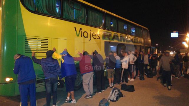 Historia repetida: secuestraron armas en un colectivo de hinchas de Boca
