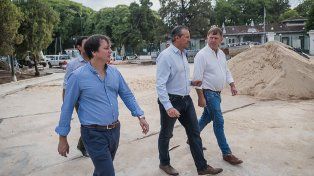El intendente de Paraná, Adán Bahl, recorrió los avances en la obra estratégica en Avenida Ejército junto al jefe del Distrito Entre Ríos de Vialidad Nacional, Daniel Koch. Se confirmó que, desde este viernes, quedará habilitada para su circulación la intersección de Alvarado con Ejército.