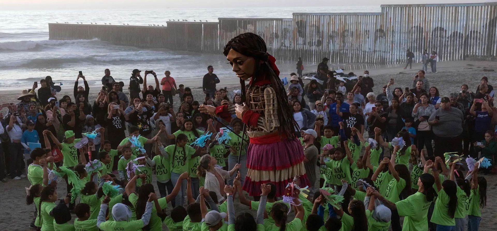 La pequeña Amal, una marioneta de 12 pies de altura que representa a un niño refugiado sirio de 10 años, se reúne con niños migrantes cerca del muro fronterizo entre Estados Unidos y México en Baja California. La pequeña Amal está visitando Tijuana durante un viaje a través de México para crear conciencia sobre la difícil situación de los refugiados y migrantes en todo el mundo. Fotografía: Guillermo Arias/AFP/Getty Images La pequeña Amal, una marioneta de 12 pies de altura que representa a un niño refugiado sirio de 10 años, se reúne con niños migrantes cerca del muro fronterizo entre Estados Unidos y México en Baja California. La pequeña Amal está visitando Tijuana durante un viaje a través de México para crear conciencia sobre la difícil situación de los refugiados y migrantes en todo el mundo. Fotografía: Guillermo Arias/AFP/Getty Images