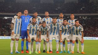 Los once de Argentina que saltaron a la cancha ante Indonesia.