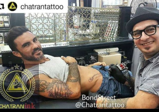 El exmarido de la modelo Nicole Neumann tiene tintas nuevas.