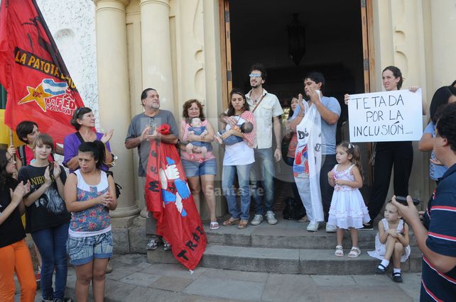 Un nutrido grupo de personas acompañó a la joven en su reclamo frente a la escuela.