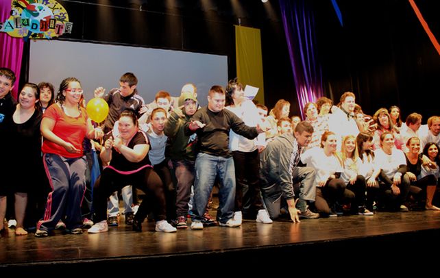 Un momento de la recordable jornada vivida en el teatro La Comedia. Los chicos