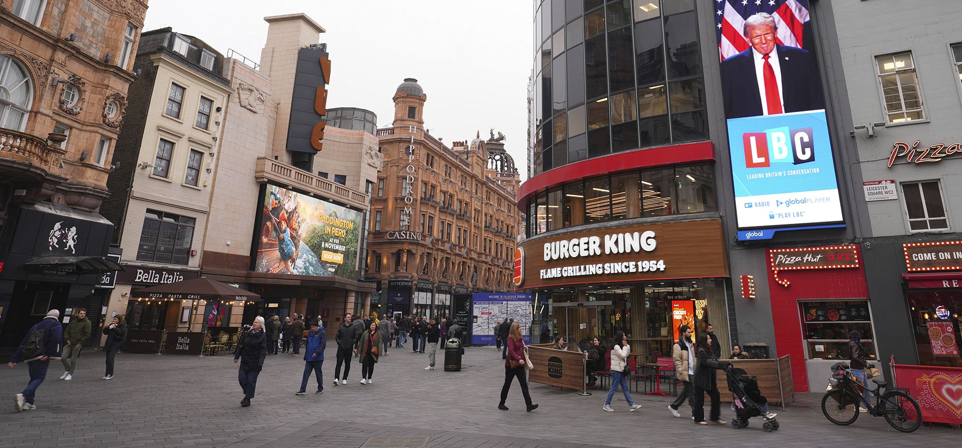 Peatones pasan frente a una pantalla digital que muestra titulares de noticias sobre las elecciones estadounidenses, en Leicester Square en Londres, el miércoles 6 de noviembre de 2024. (Foto AP/Kirsty Wigglesworth) Peatones pasan frente a una pantalla digital que muestra titulares de noticias sobre las elecciones estadounidenses, en Leicester Square en Londres, el miércoles 6 de noviembre de 2024. (Foto AP/Kirsty Wigglesworth)