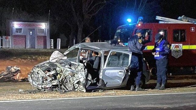 Violento choque entre un camión y auto deja una mujer grave