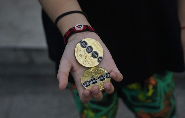 Las monedas de chocolate del pequeño hincha de Newells que fueron para Keylor Navas y Ever Banega.