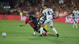 Panchito González sufre la falta ante Independiente Rivadavia. Dejaría Newells para tomar impulso en Defensa y Justicia.