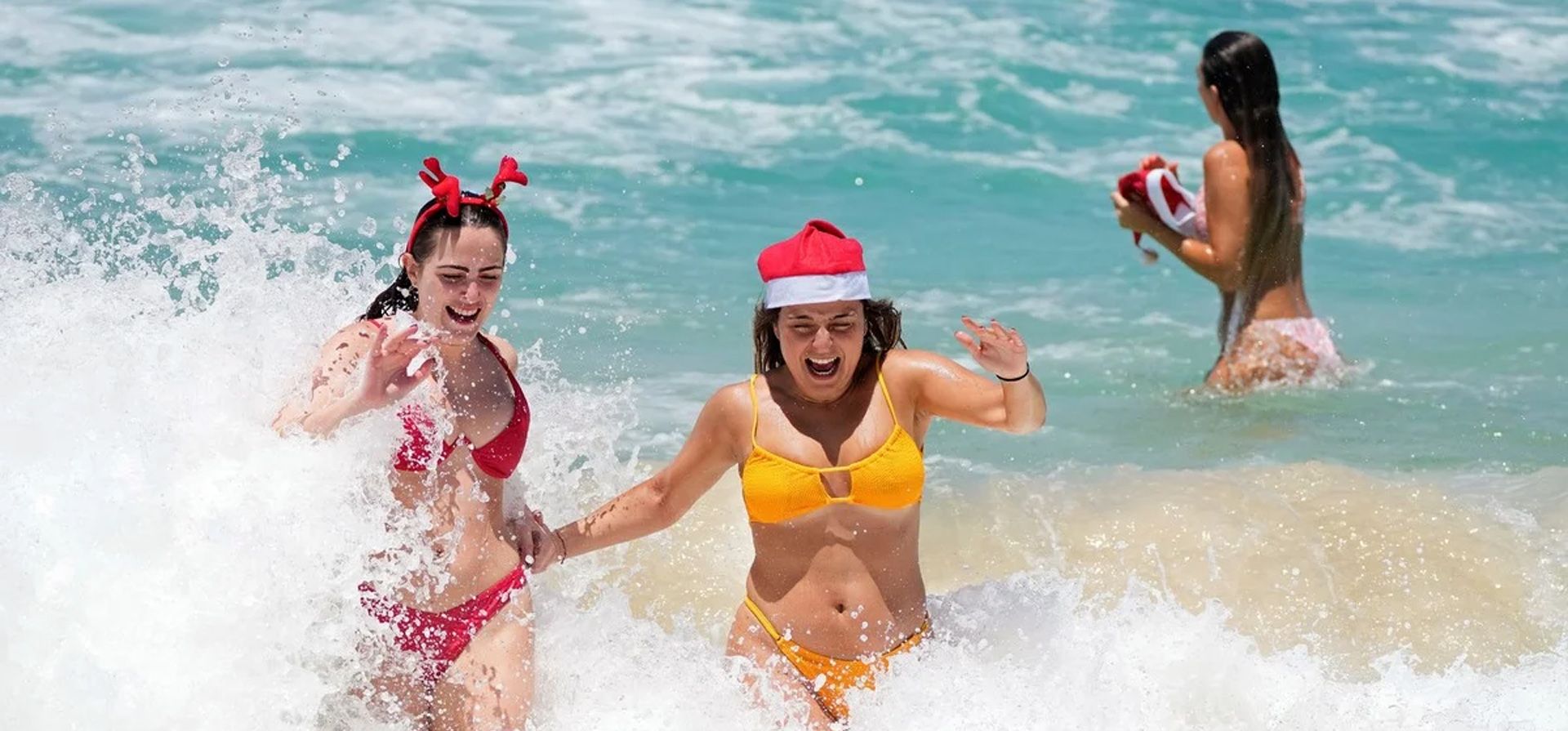 Bañistas juegan en el agua en la playa de Bondi en Sídney (Australia) donde se registraron temperaturas de hasta los 34 grados centígrados, mientras una ola de calor cruza el país. Foto: AP