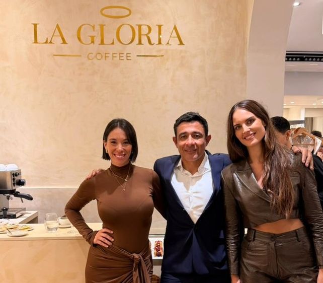 Yoana Don y Juvenal Rodríguez junto a Evelyn Bazan, dueña de la marca de indumentaria Diamonds.