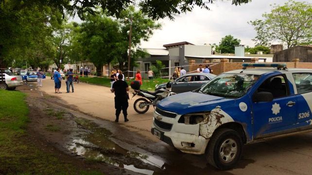 consternados. Vecinos de la pareja se agolparon frente a la casa mientras la policía revisó la escena criminal.