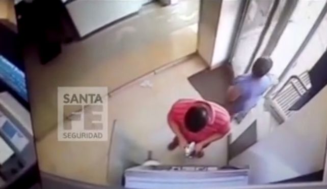 Un video muestra cómo estafan en los cajeros automáticos