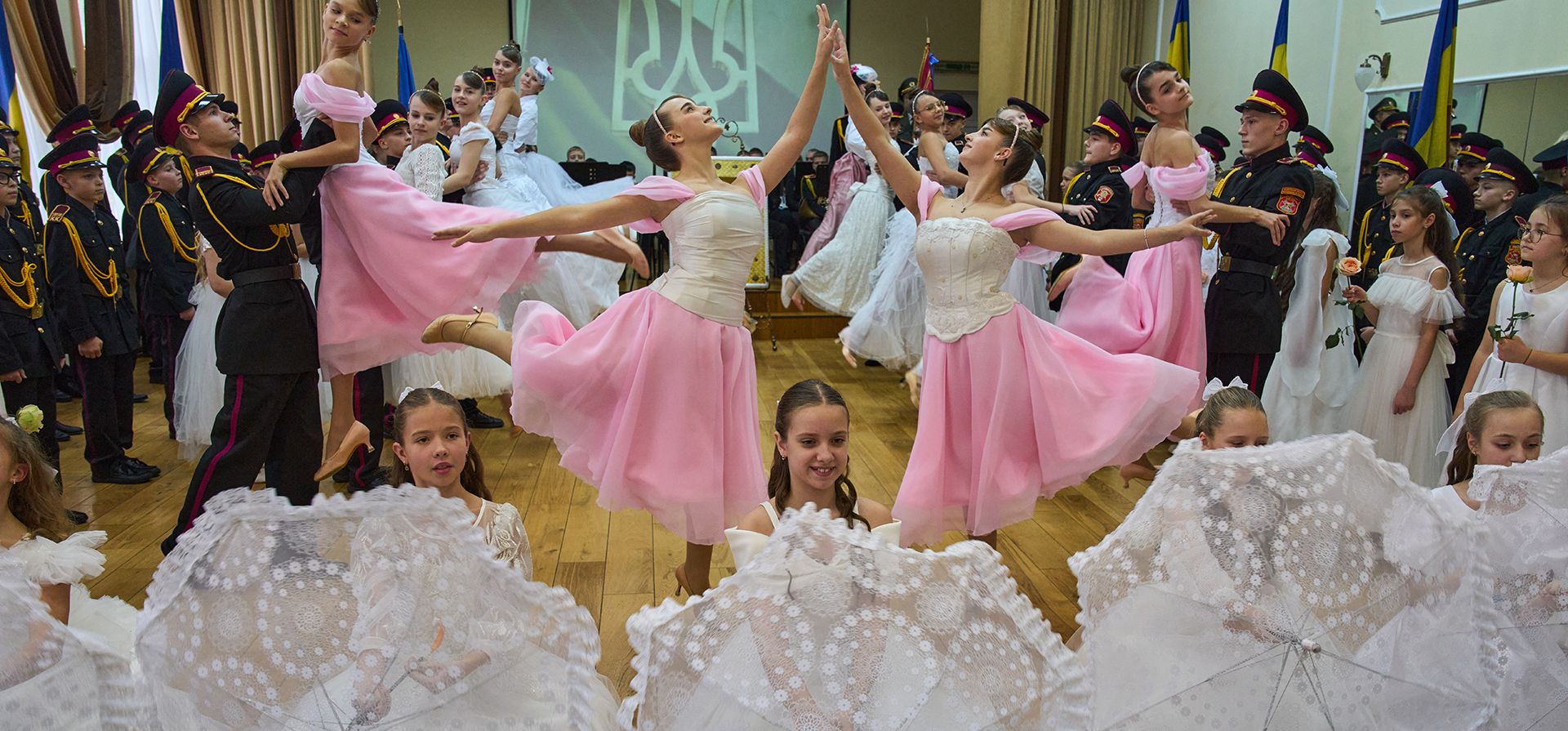 Alumnas y cadetes bailan durante la ceremonia de iniciación en un liceo de cadetes en Kiev, el viernes 23 de octubre de 2026. (Foto AP/Efrem Lukatsky) Alumnas y cadetes bailan durante la ceremonia de iniciación en un liceo de cadetes en Kiev, el viernes 23 de octubre de 2026. (Foto AP/Efrem Lukatsky)