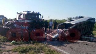 Cinco personas murieron al chocar de frente un automóvil y una combi