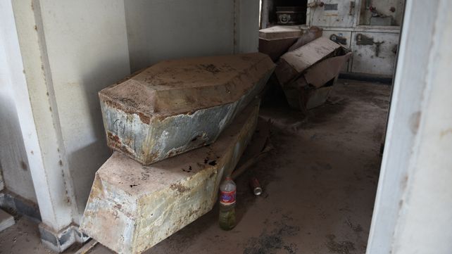 La desazón y la desesperación se adueña de los deudas cuando llegan al cementerio y se encuentran con robos y destrozos.