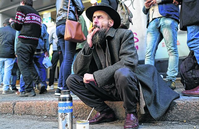 yerba hay. Un hombre aguarda su turno frente a una farmacia de Montevideo para comprar cannabis.