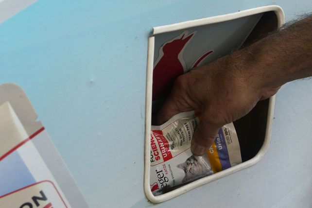 El costo de cada sobre es $2100, vienen en siete variedades para gatos cachorros y adultos. 