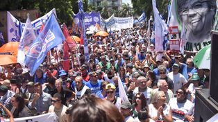 Una multitud en la Legislatura en el primer paro general contra el gobierno de Milei