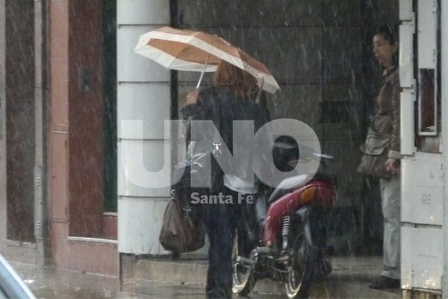 La ciudad amaneció con lluvias y se esperan tormentas para la noche