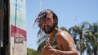 Refresco en medio de una jornada calurosa en Rosario.