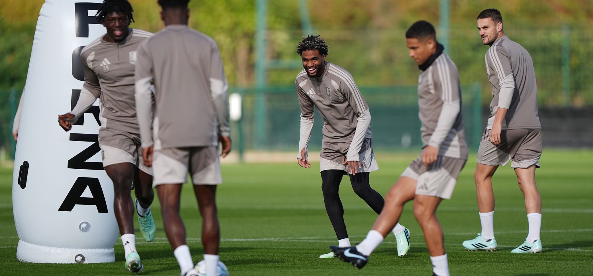 Ibrahim Mbaye, del Aston Villa (en el centro), durante una sesión de entrenamiento en las instalaciones de Bodymoor Heath, en North Warwickshire, Inglaterra, el martes 13 de octubre de 2026. (Joe Giddens/PA vía AP) Ibrahim Mbaye, del Aston Villa (en el centro), durante una sesión de entrenamiento en las instalaciones de Bodymoor Heath, en North Warwickshire, Inglaterra, el martes 13 de octubre de 2026. (Joe Giddens/PA vía AP)