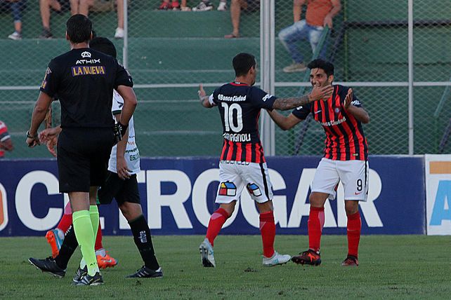 San Lorenzo le ganó al Santo y quedó como único escolta de Boca