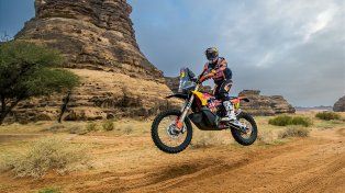 Benavides recupera una posición y reingresa al podio de la general de motos en el Dakar