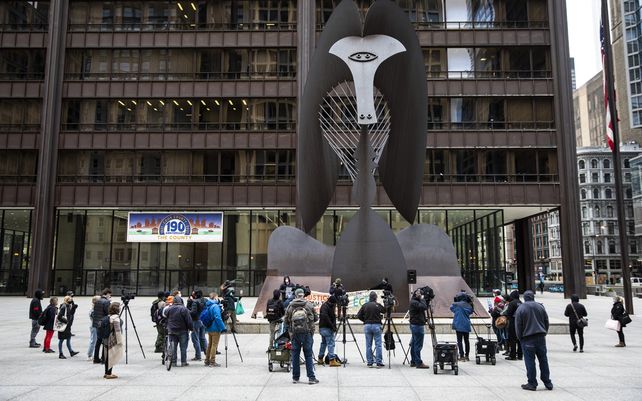 Una docena de manifestantes asisten a un mitin en el Daley Plaza de Chicago poco después de que el ex oficial de policía de Minneapolis Derek Chauvin fuera declarado culpable de asesinato y homicidio involuntario en la muerte de George Floyd.