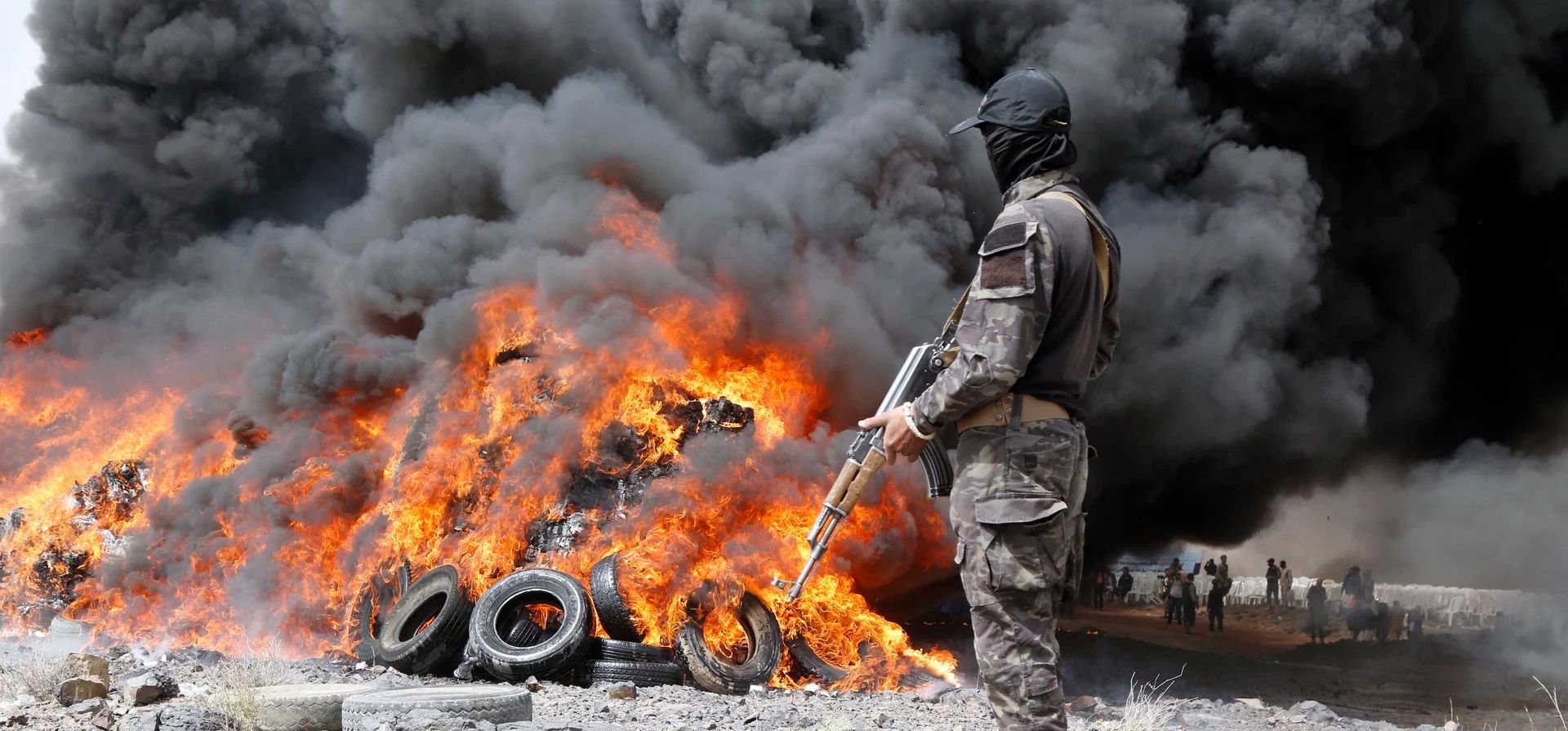 Las fuerzas de seguridad del grupo hutí de Yemen destruyen 19 toneladas de narcóticos, hachís y otras drogas ilegales, Saná, Yemen. Fotografía: Xinhua/Shutterstock Las fuerzas de seguridad del grupo hutí de Yemen destruyen 19 toneladas de narcóticos, hachís y otras drogas ilegales, Saná, Yemen. Fotografía: Xinhua/Shutterstock