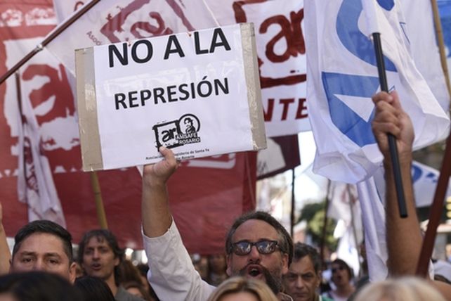 rechazo masivo. Los docentes criticaron duramente ayer el accionar policial en el desalojo de la carpa itinerante en la Plaza de los Dos Congresos.