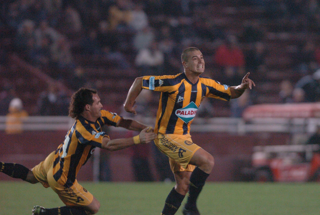 De tiro libre. Pablo Lima convirtió el ultimo gol canalla por esa vía ante Lanús en 2009.