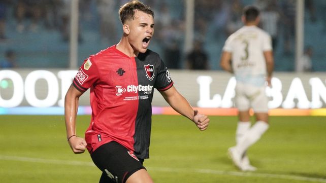 El desahogo de Mateo Silvetti. Marcó el primer gol del ciclo del Ogro Fabbiani en Newells