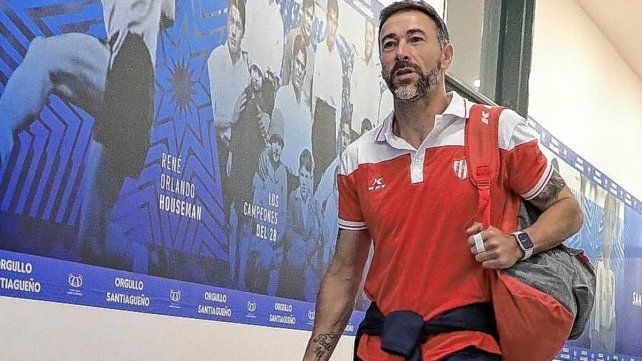 El DT de Unión continúa junto a la dirigencia al frente del mercado de pases buscando más refuerzos.