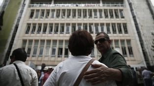 Periodistas resisten cierre de la TV pública griega transmitiendo por internet