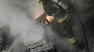 Prendieron fuego un auto en la zona oeste y casi se incendia la casa de un vecino