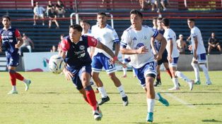 Duelo intenso en el Gabino Sosa entre Central Córdoba y Leones FC.