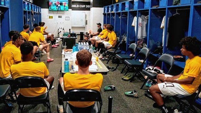 Los suplentes de Borussia Dortmund se quedaron el primer tiempo en el vestuario por el calor en Cincinnati.