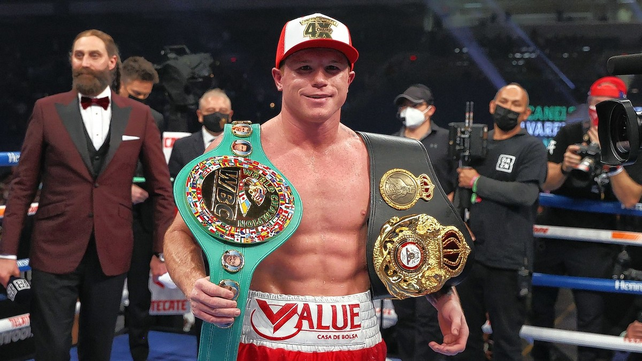 Canelo Álvarez conquistó títulos de supermediano ante Smith