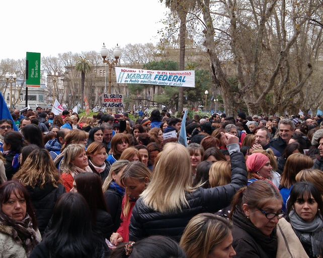 Miles de manifestantes se concentraron en la plaza San Martín.