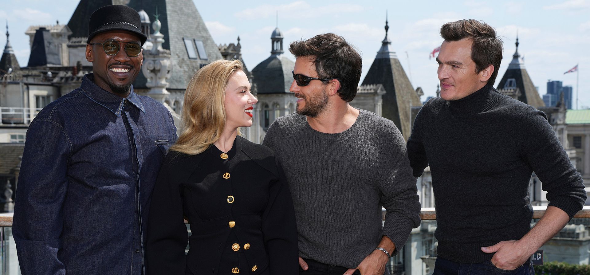 Mahershala Ali (de izquierda a derecha), Scarlett Johansson, Jonathan Bailey y Rupert Friend posan para los fotógrafos a su llegada a la sesión de la película «Jurassic World Rebirth» el lunes 16 de junio de 2025 en Londres. (Foto de Scott A. Garfitt/Invision/AP) Mahershala Ali (de izquierda a derecha), Scarlett Johansson, Jonathan Bailey y Rupert Friend posan para los fotógrafos a su llegada a la sesión de la película «Jurassic World Rebirth» el lunes 16 de junio de 2025 en Londres. (Foto de Scott A. Garfitt/Invision/AP)