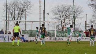 Adentro. El penal del 2-1 del equipo de Villa Cañás: gol de Santiago Gallelli.