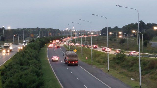 Tránsito muy congestionado en el ingreso a la ciudad de Santa Fe por autopista en el primer día tras el cierre del puente Carretero&nbsp;