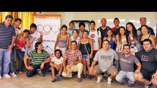 Ellos son la voz de Chalet, en la radio comunitaria del barrio