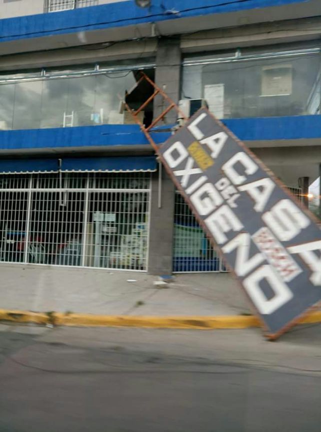 Las secuelas. Por el fuerte viento se desprendió la estructura de un cartel de grandes dimensiones.